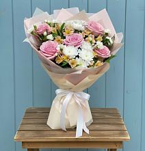 Букет цветов из:  Гвоздики, Орхидеи и Розы #REPLACE_PRED# Плюссе