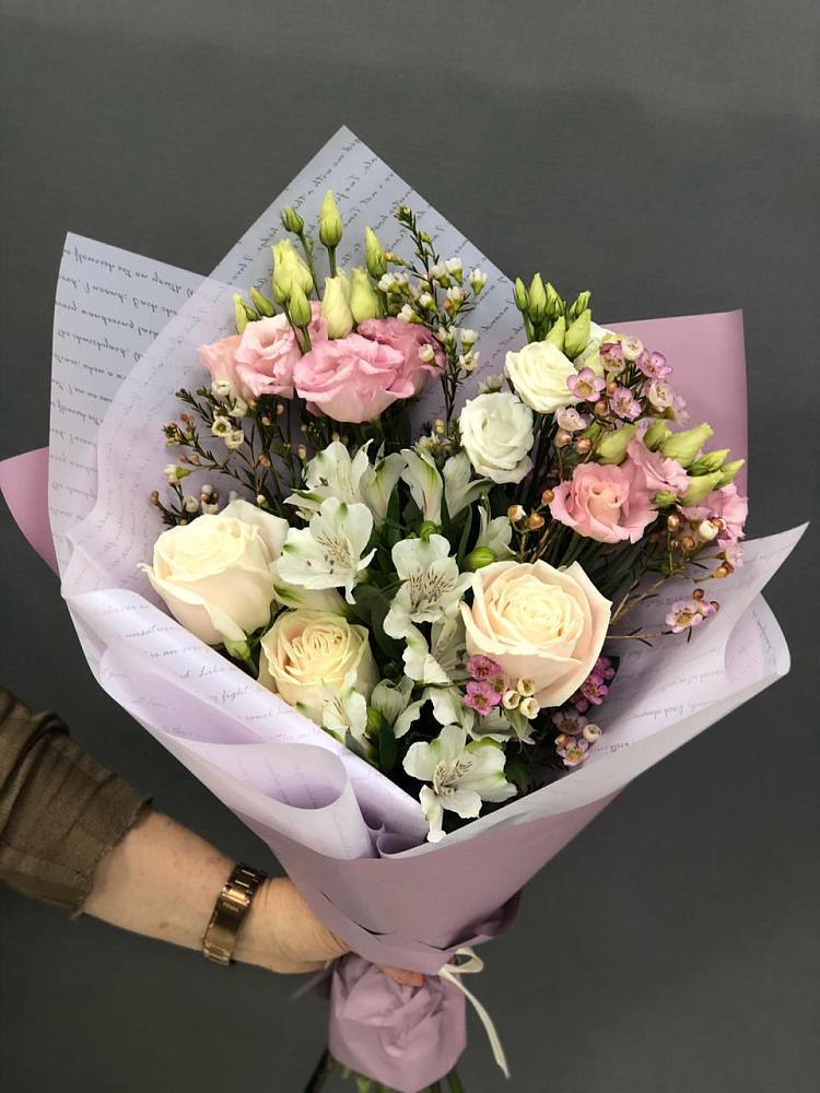 Букет цветов из: Альстромерии, Розы и Лизиантусы в Плюссе