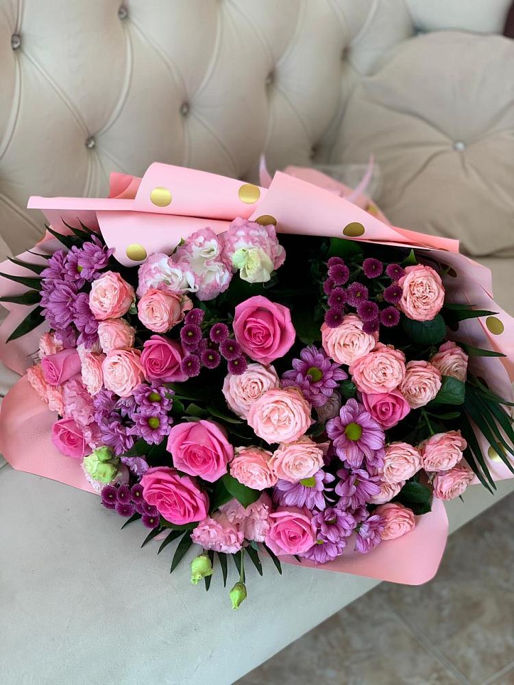 Букет цветов из: Хризантемы, Розы и Лизиантусы в Плюссе