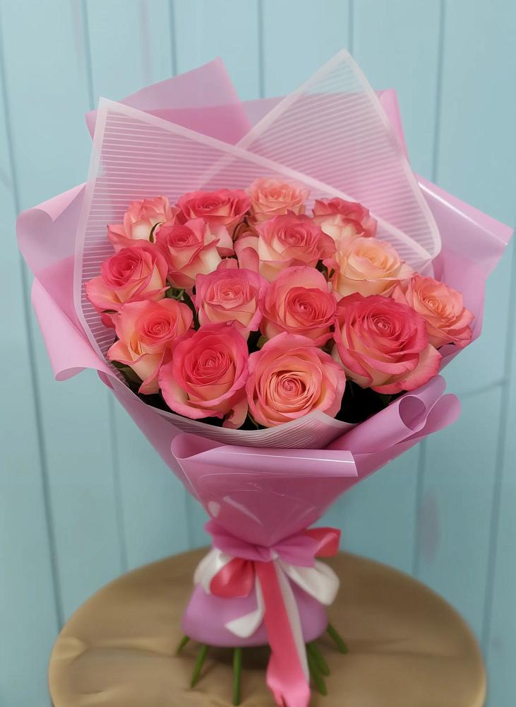 Букет 15 Розовых роз Равель в Плюссе
