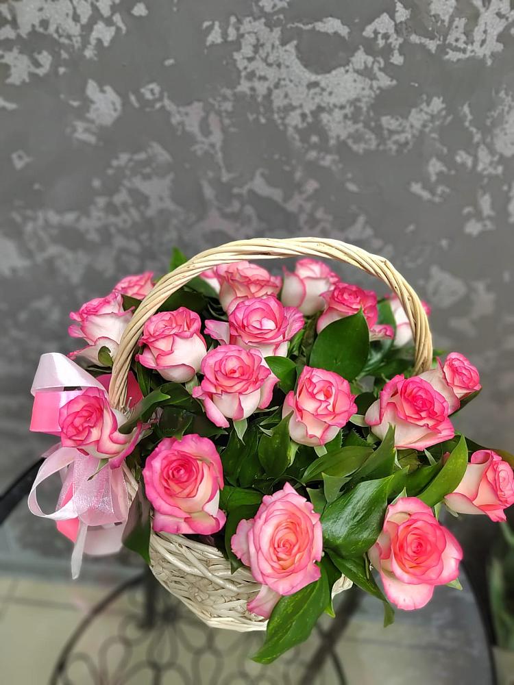 Цветочная композиция из Розы в корзине в Плюссе