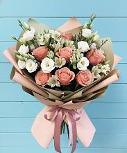 Букет цветов из:  Розы, Альстромерии и Лизиантусы в Плюссе