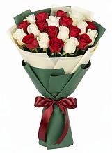 Букет Микс из красных и белых роз в Плюссе