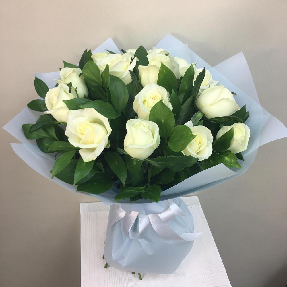 Букет 15 Белых роз Проуд в Плюссе