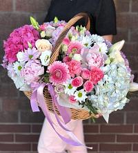 Композиция солнечный день в Плюссе Цветочная композиция из Розы, Хризантемы, Пионы и Лизиантусы в корзине в Плюссе