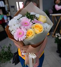 Букет цветов из:  Герберы, Розы и Хризантемы в Плюссе