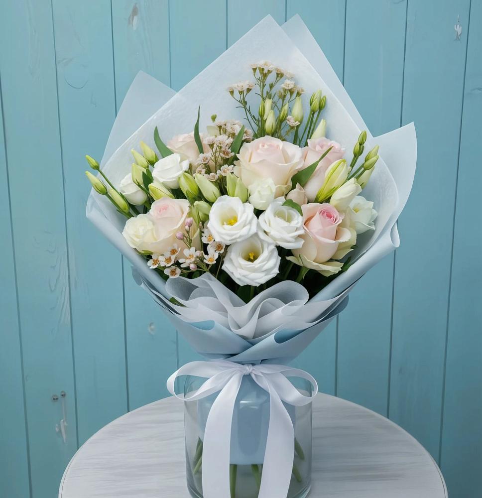 Букет цветов из: Розы и Лизиантусы в Плюссе