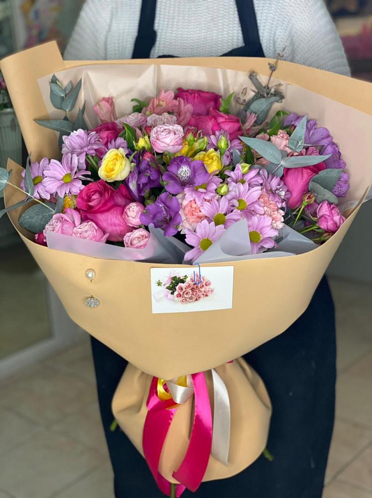 Букет цветов из: Хризантемы, Гвоздики и Альстромерии в Плюссе