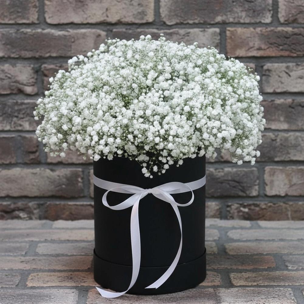 Цветочная композиция из Гипсофила в шляпной коробке в Плюссе