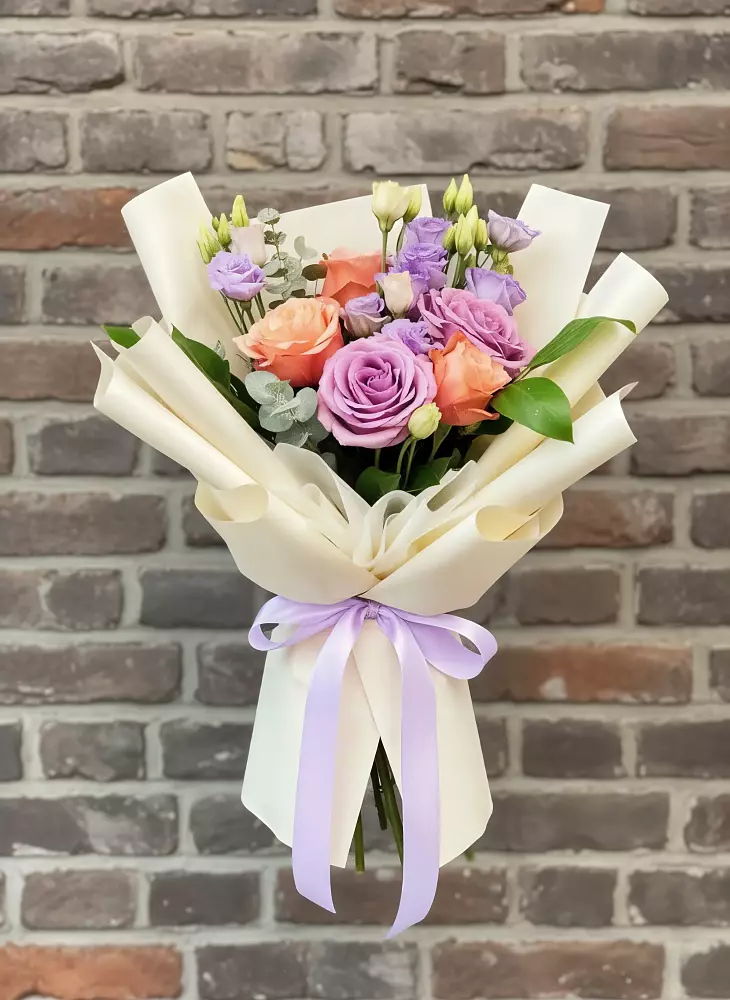 Букет цветов из: Лизиантусы и Розы в Плюссе