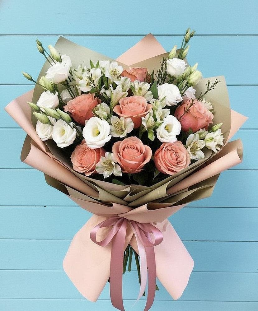 Букет цветов из: Розы, Альстромерии и Лизиантусы в Плюссе