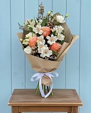 Букет цветов из:  Альстромерии, Лизиантусы, Розы и Хризантемы в Плюссе