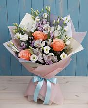 Букет цветов из:  Лизиантусы, Розы, Альстромерии и Гипсофила в Плюссе