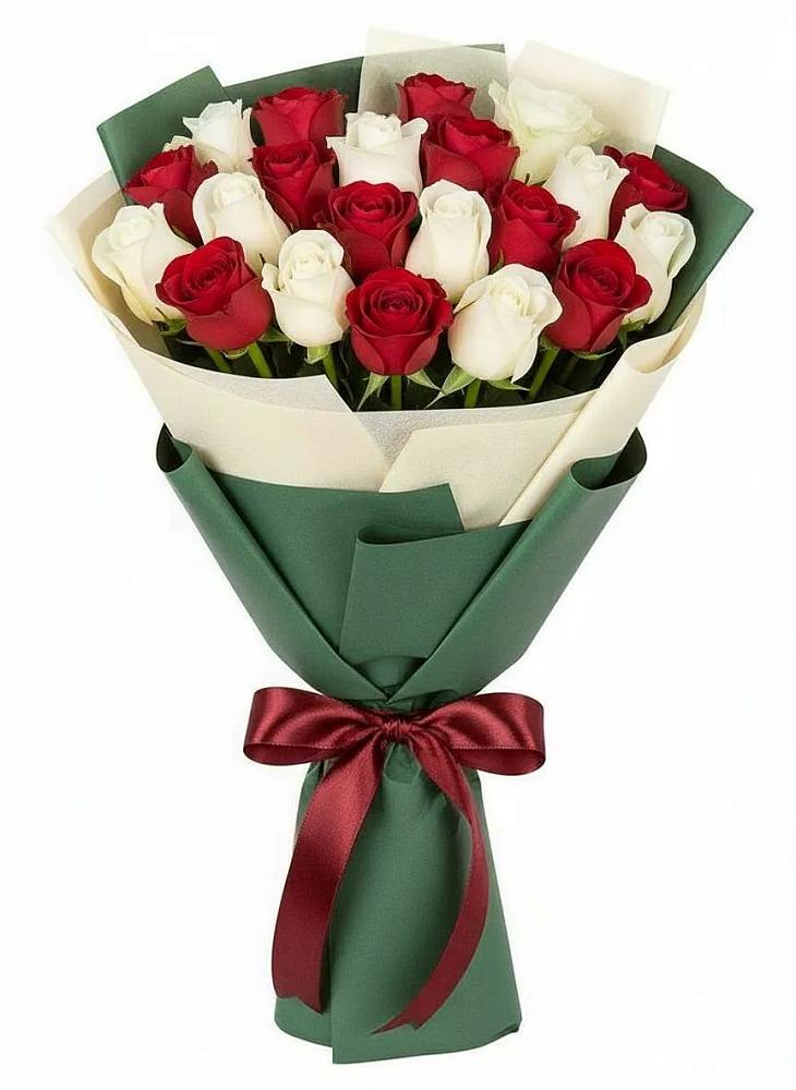 Букет Микс из красных и белых роз в Плюссе