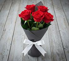 Букет 5 Красных роз Эдлесс Лав в Плюссе