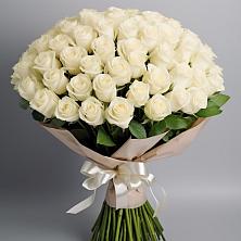 Букет 101 беля роза Белоснежка в Плюссе