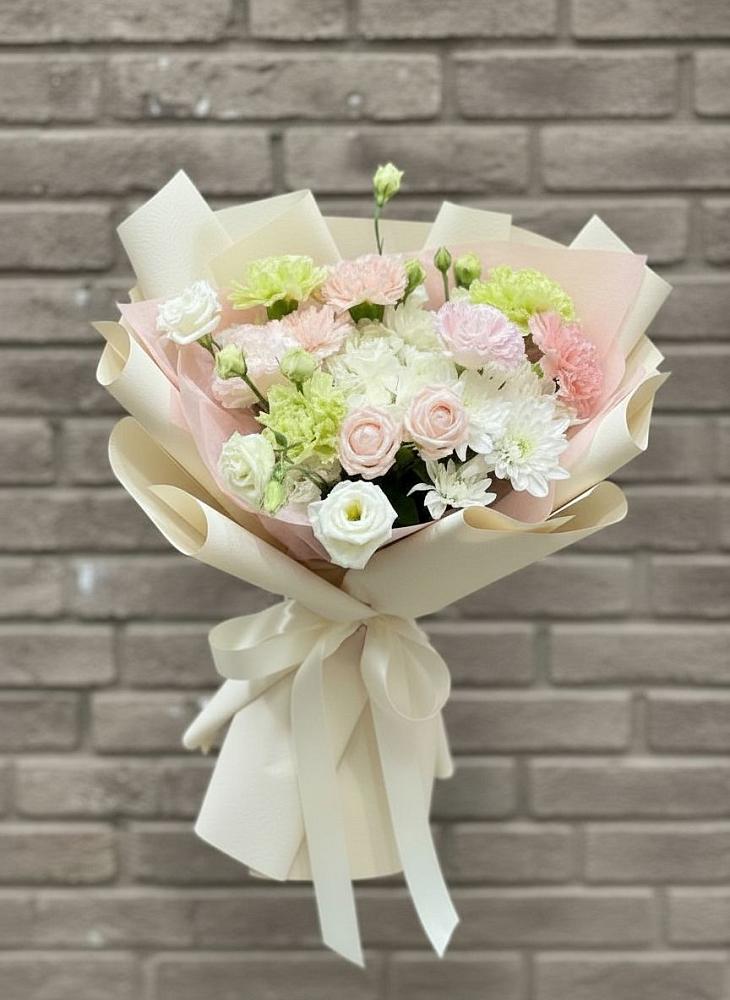 Букет цветов из: Гвоздики, Розы, Лизиантусы и Хризантемы в Плюссе