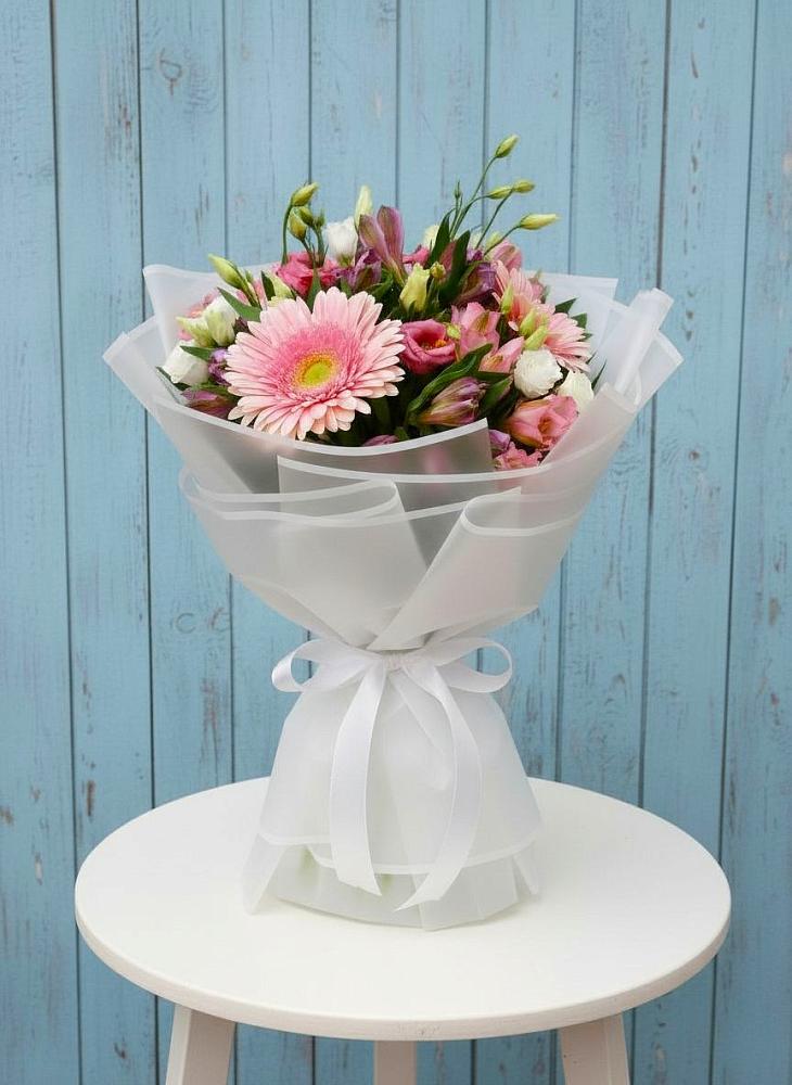 Букет цветов из: Герберы, Альстромерии и Лизиантусы в Плюссе