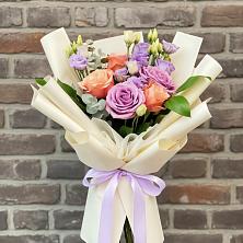 Букет цветов из:  Лизиантусы и Розы в Плюссе