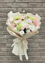 Букет цветов из:  Гвоздики, Розы, Лизиантусы и Хризантемы #REPLACE_PRED# Плюссе