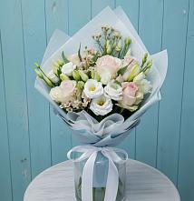 Букет цветов из:  Розы и Лизиантусы в Плюссе