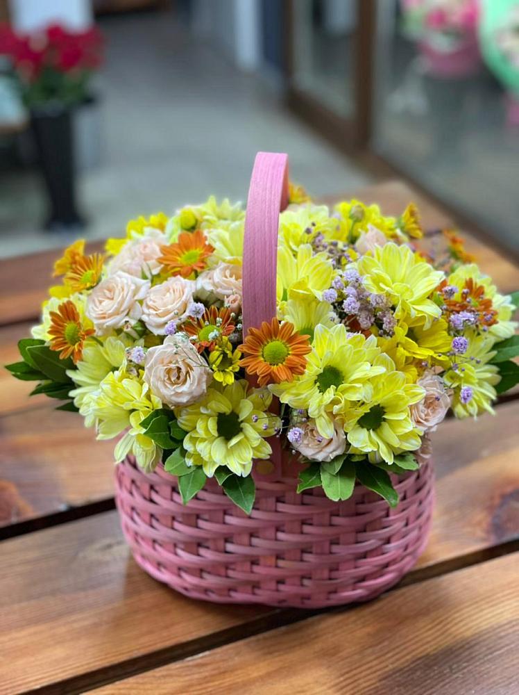 Цветочная композиция из Хризантемы и Розы в корзине в Плюссе