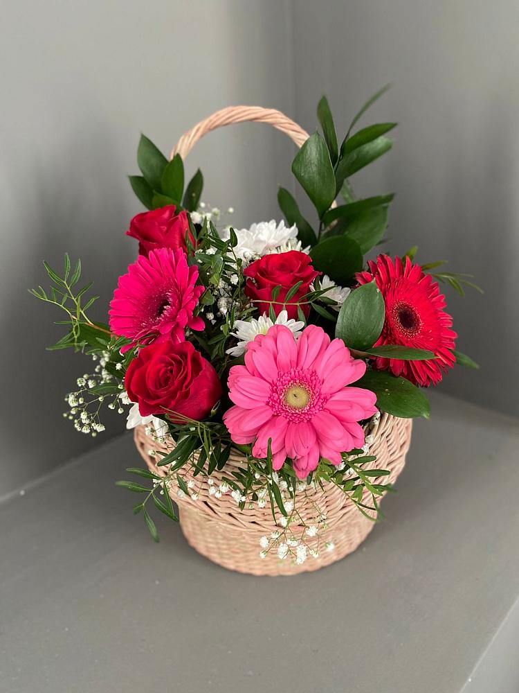 Цветочная композиция из Розы, Хризантемы и Герберы в корзине в Плюссе