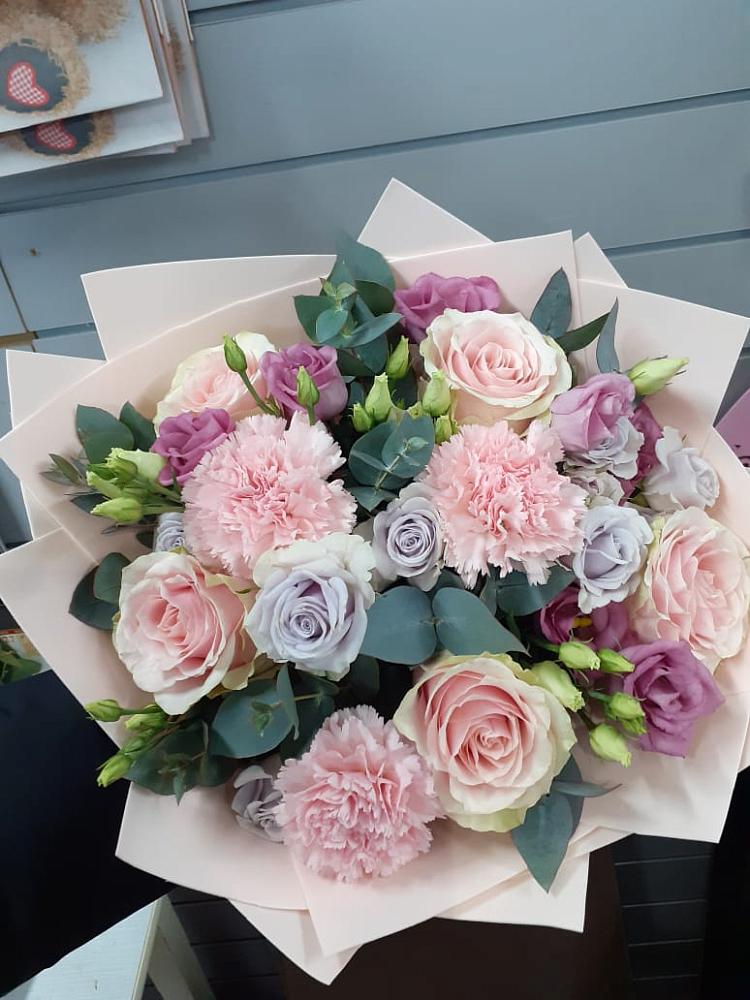 Букет цветов из: Розы, Гвоздики и Лизиантусы в Плюссе