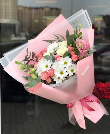 Букет цветов из: Розы, Лизиантусы и Хризантемы в Плюссе