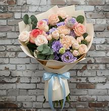 Букет цветов из:  Розы, Лизиантусы и Гвоздики в Плюссе