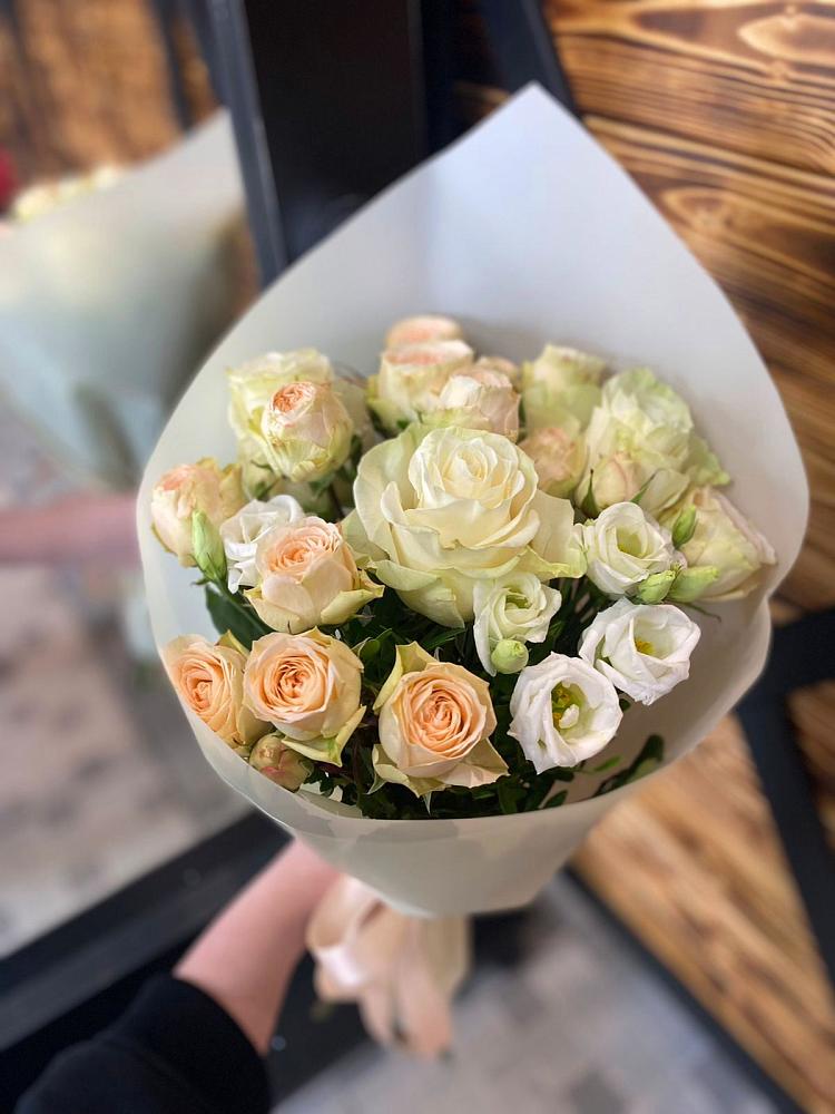 Букет цветов из: Розы и Лизиантусы в Плюссе