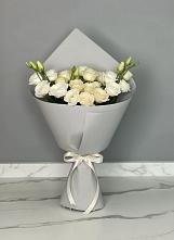 Букет цветов из:  Розы и Лизиантусы в Плюссе